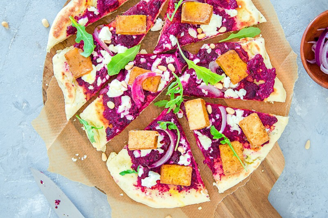 Pizza Naan de remolacha, tofu y queso feta