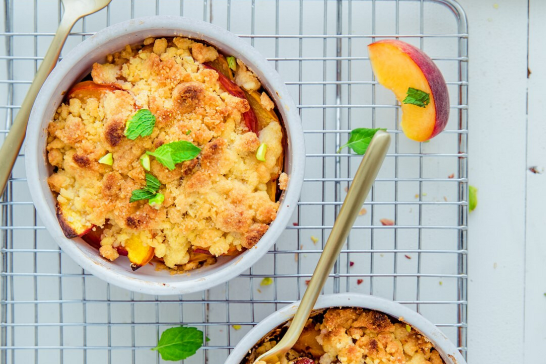Crumble de melocotón, pistachos y menta crujiente