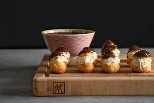 Profiteroles de nata y chocolate
