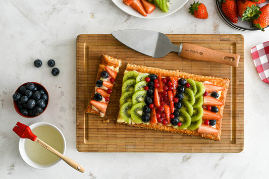 Tarta de hojaldre, crema pastelera y frutas