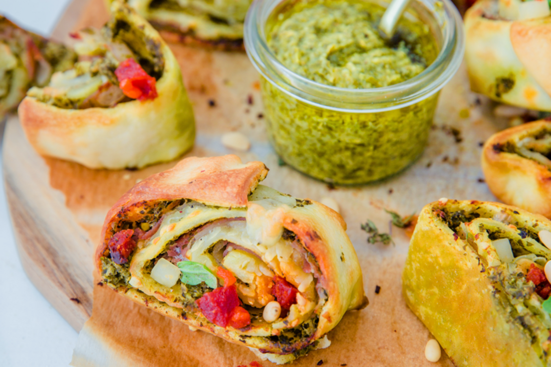 Rollitos de pesto, jamón y chorizo
