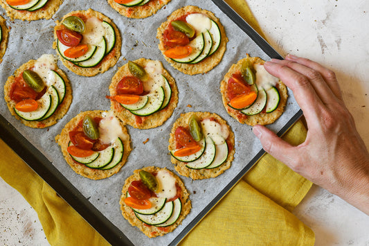 Pizza de coliflor con verduras y mozarella
