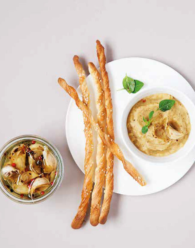 Caviar de berenjena con grisines de pan