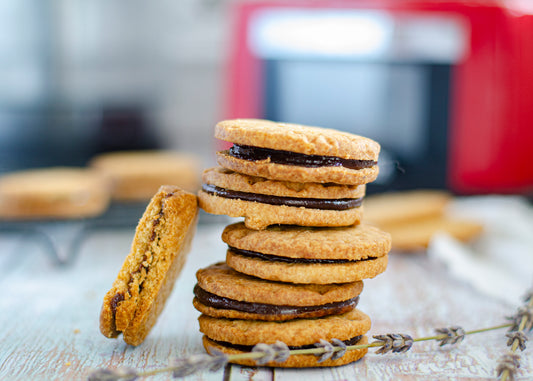 Galletas de avellanas y cacao en el procesador